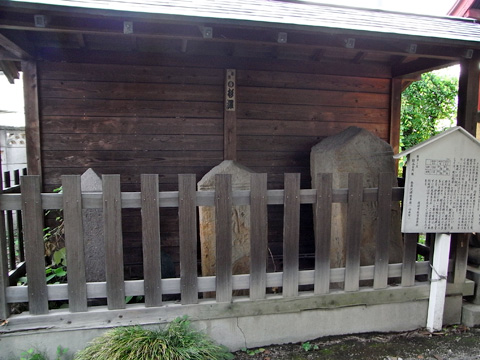 右側にある2基が板碑 画像24