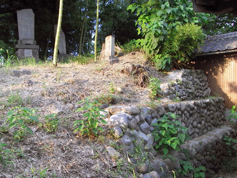 本堂が食い込む安楽寺古墳 画像25